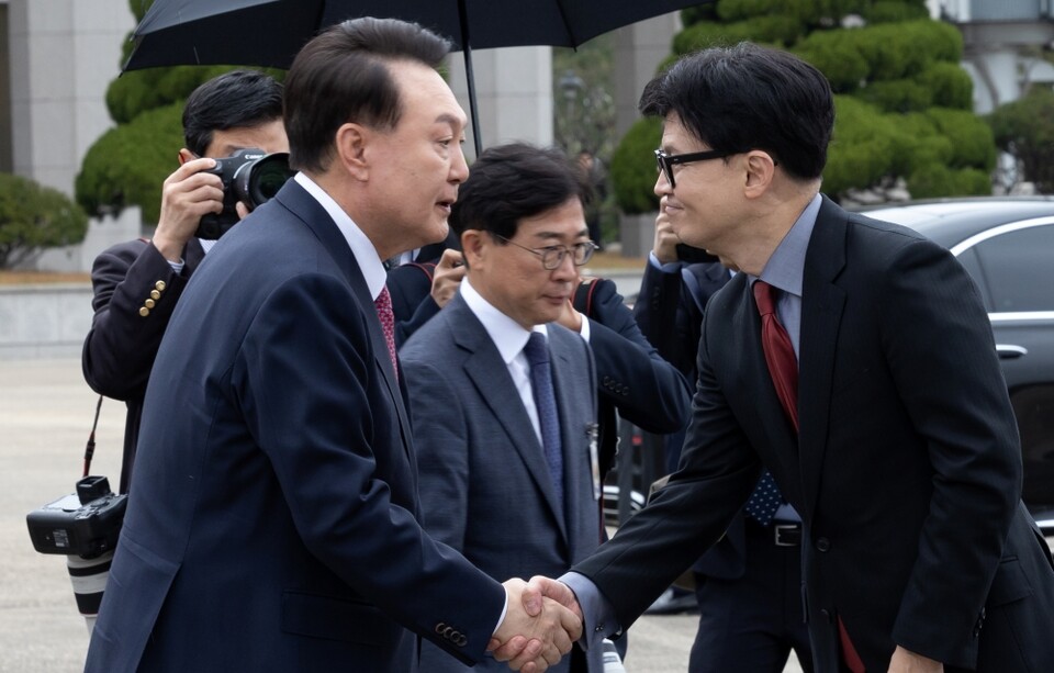 윤석열 대통령이 지난 14일 성남 서울공항에서 31차 아시아태평양경제협력체(APEC) 및 19차 주요 20개국(G20) 정상회의 참석을 위해 출국하며 환송 나온 국민의힘 한동훈 대표와 악수하고 있다 (대통령실=연합뉴스)