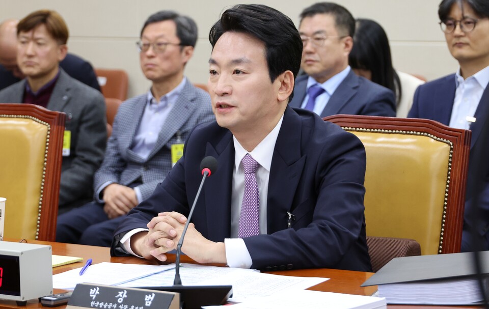 박장범 KBS 사장 후보자가 19일 오전 국회 과학기술정보방송통신위원회에서 열린 인사청문회에서 의원 질의에 답하고 있다 (사진=연합뉴스)