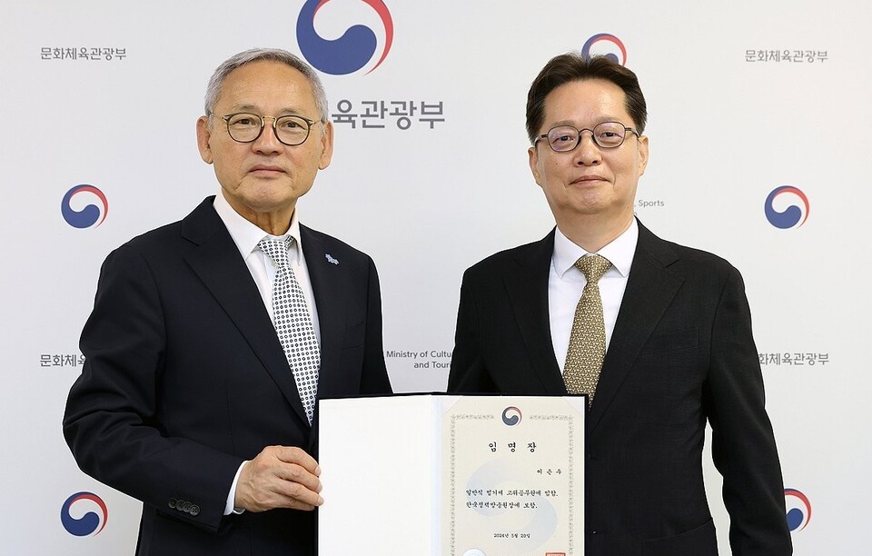 지난 5월 유인촌 문화체육관광부 장관이 서울 종로구 국립현대미술관 서울관 회의실에서 이은우 한국정책방송(KTV) 원장에게 임명장을 수여한 뒤 기념 촬영을 하는 모습 (사진=연합뉴스)