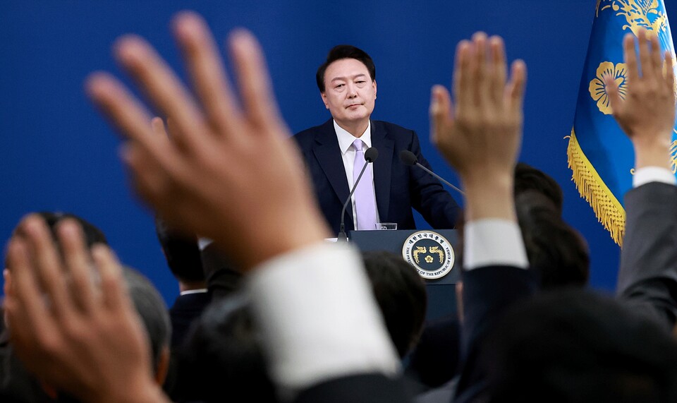 윤석열 대통령이 지난 7일 오전 서울 용산 대통령실 청사 브리핑실에서 열린 '대국민담화 및 기자회견'에서 취재진의 질문을 받고 있다 (사진=연합뉴스)