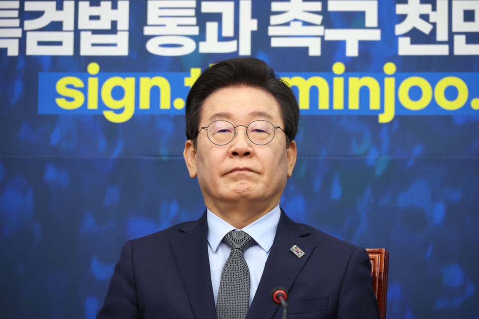 더불어민주당 이재명 대표가 20일 오전 국회에서 열린 최고위원회의에서 박찬대 원내대표의 발언을 경청하고 있다.(사진=연합뉴스)