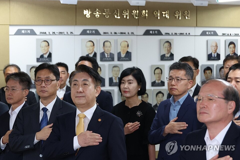 지난해 8월 28일 당시 방송통신위원회 이동관 위원장(가운데)이 정부과천청사에서 열린 취임식에서 방통위 공무원들과 함께 국기에 경례하고 있다.(왼쪽부터) 배중섭 기획조정관, 조성은 사무처장, 이동관 위원장, 이상인 부위원장 (사진=연합뉴스)