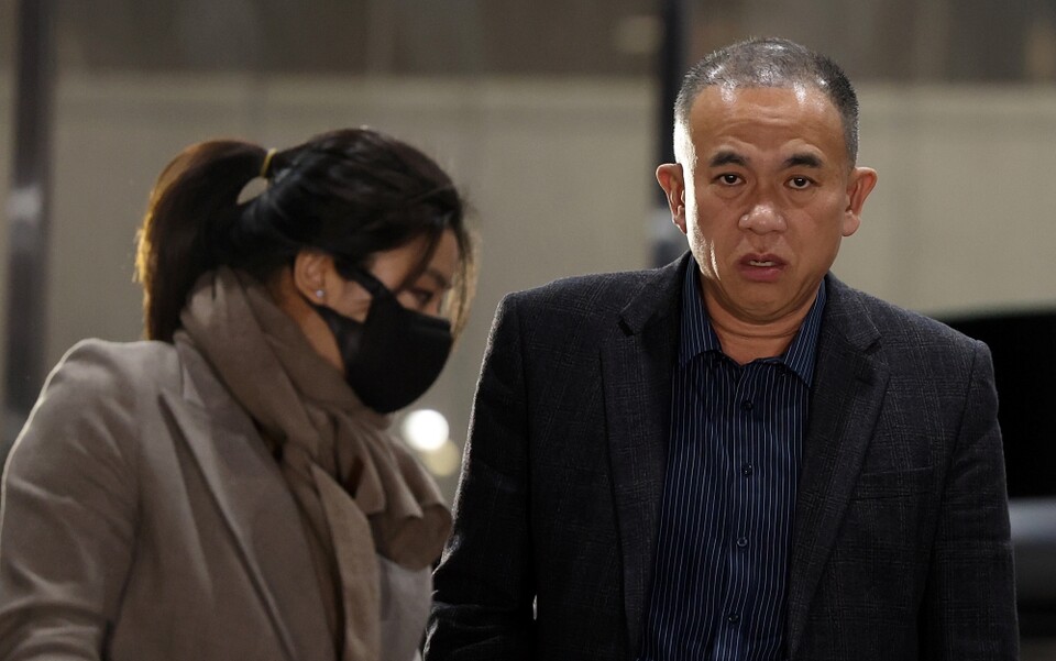 윤석열 대통령 부부 공천개입 의혹과 불법 여론조사 의혹 핵심 인물인 명태균 씨가 지난 8일 오후 경남 창원시 성산구 창원지방검찰청(창원지검)에서 나오는 모습. 왼쪽은 당시 변호인 김소연 변호사 (사진=연합뉴스)