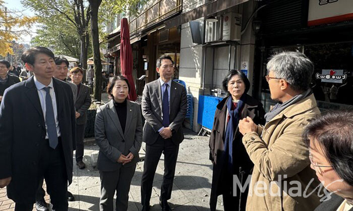국회 과방위가 25일 KBS 인근 식당에서 '사장 교체 통보' 증언을 한 안양봉 기자와 대화를 나누고 있다.(사진=미디어스)