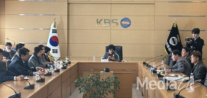 국회 과방위가 25일 KBS에서 현장검증을 실시하고 있다.(사진=미디어스)