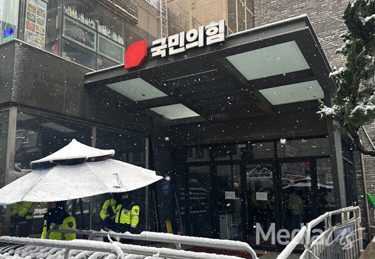 27일 국민의힘 당사 앞 (사진=미디어스)