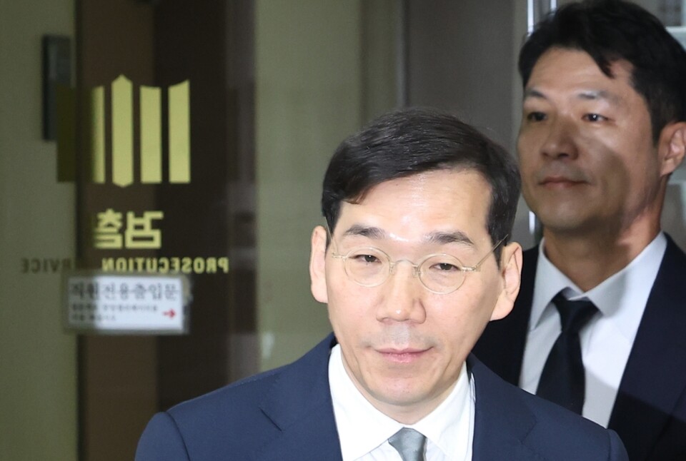 서울중앙지검 조상원 4차장(앞쪽)과 최재훈 반부패수사2부장이 지난달 17일 오전 서울 서초구 서울중앙지검에서 윤석열 대통령 부인 김건희 여사의 도이치모터스 시세조종 가담 의혹 사건 관련 수사결과 발표를 위해 브리핑룸으로 들어서고 있다 (사진=연합뉴스)