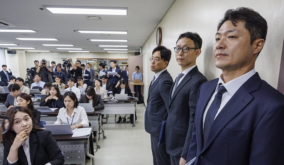 최재훈 반부패 수사2부장(앞)이 지난달 17일 오전 서울 서초구 서울중앙지검에서 윤석열 대통령 부인 김건희 여사의 도이치모터스 시세조종 가담 의혹 사건 관련 수사결과 브리핑에 참석해 조상원 서울중앙지검 4차장의 발표를 지켜보고 있다 (사진=연합뉴스)