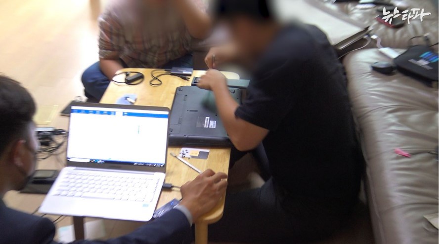 검찰이 한상진 기자 자택 압수수색을 하면서 한 기자의 노트북을 분해하고 있다.(사진=뉴스타파)