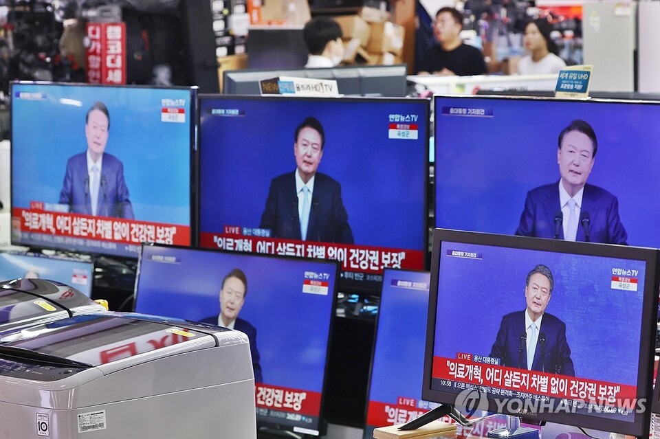 8월 29일 오전 서울 용산구 용산전자상가에서 윤석열 대통령의 국정브리핑 및 기자회견 방송이 중계되고 있다. (서울=연합뉴스)