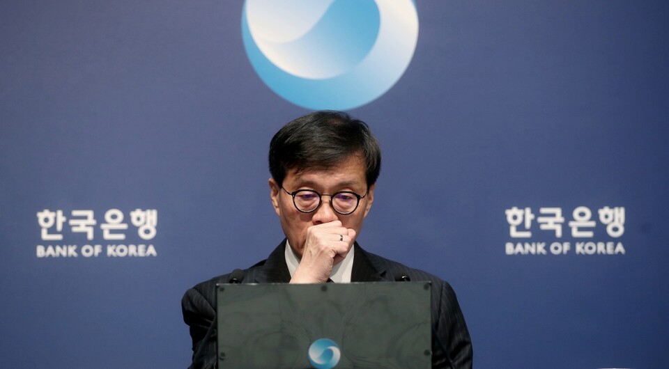 이창용 한국은행 총재가 지난 28일 서울 중구 한국은행에서 열린 통화정책방향 기자간담회에서 목소리를 가다듬고 있다 (사진=연합뉴스)