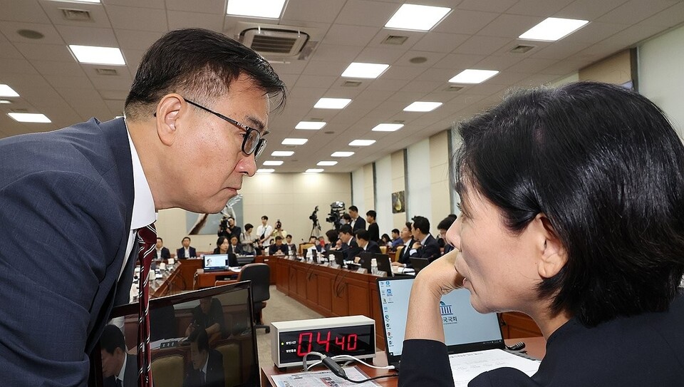 국회 과학기술정보방송통신위원회에서 최민희 위원장(오른쪽)과 국민의힘 최형두 간사가 대화하는 모습 (사진=연합뉴스)