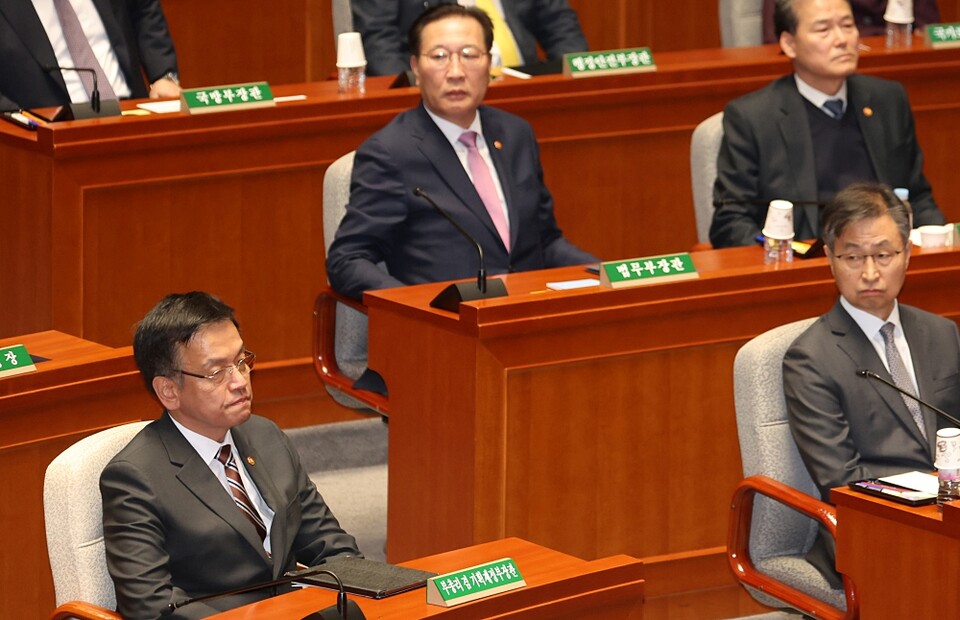 지난달 29일 국회에서 열린 예산결산특별위원회 전체회의에서 야당 단독으로 감액 예산안이 통과된 뒤 박정 위원장으로부터 인사말 요청을 받은 최상목 부총리 겸 기획재정부 장관이 요청을 거부한 채 침묵하는 모습 (사진=연합뉴스)