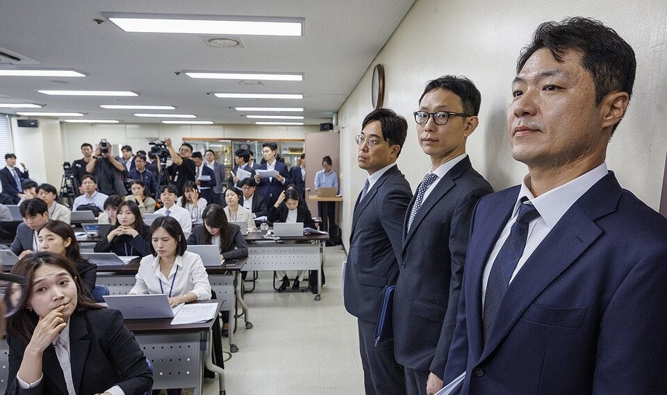 최재훈 반부패수사2부장(앞)이 지난달 17일 서울 서초구 서울중앙지검에서 윤석열 대통령 부인 김건희 씨 도이치모터스 시세조종 가담 의혹 사건 관련 수사결과 브리핑에 참석한 모습 (사진=연합뉴스)