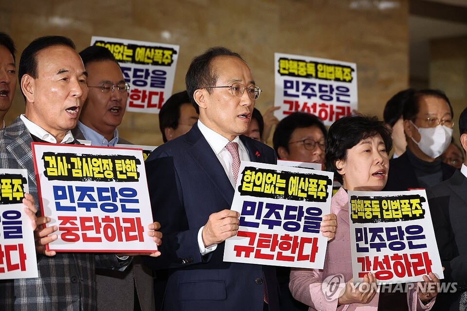 2일 정기회 제14차 본회의가 열리는 서울 여의도 국회 로텐더홀에서 국민의힘 의원들이 민주당의 감사원장 탄핵안 보고와 관련해 피켓 시위를 하고 있다. (서울=연합뉴스)