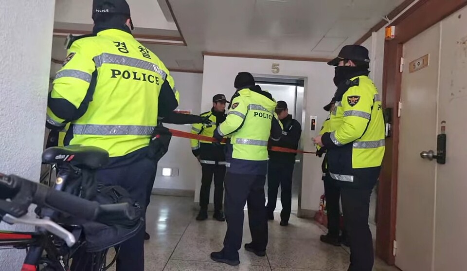 3일 서울경찰청이 서울 영등포구 소재 '서울의소리' 사무실을 압수수색하는 모습 (서울의소리 유튜브 중계 화면 갈무리)