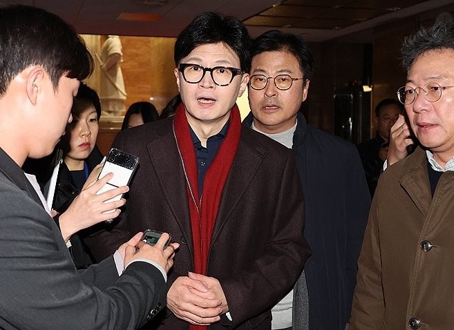 윤석열 대통령이 비상계엄을 선포한 3일 밤 서울 여의도 국회 본관에 국민의힘 한동훈 대표가 도착해 이동하고 있다.(사진=연합뉴스)