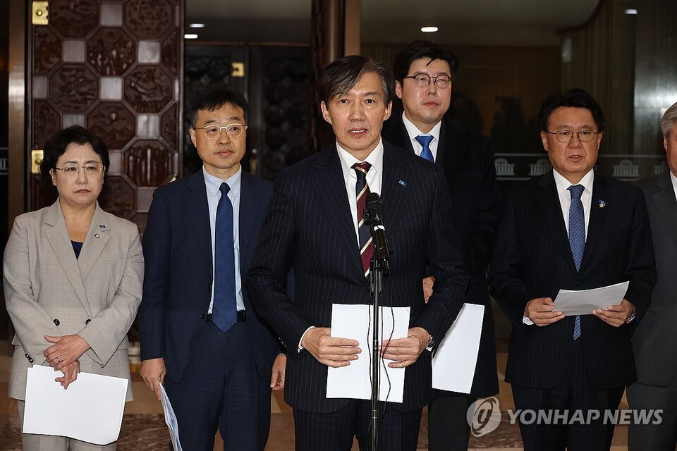 조국혁신당 조국 대표 등 의원들이 4일 서울 여의도 국회에서 열린 의원총회 연석회의에서 취재진에 대통령 탄핵 소추안을 발표하고 있다.(사진=연합뉴스)