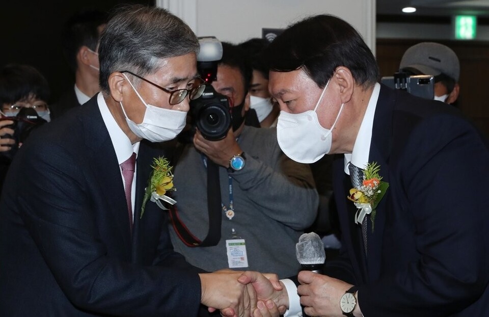 2021년 11월 당시 국민의힘 윤석열 대선 후보가 서울 중구 한국프레스센터에서 열린 신평 변호사 출판기념회에 참석, 신 변호사와 악수하는 모습 (사진=연합뉴스)