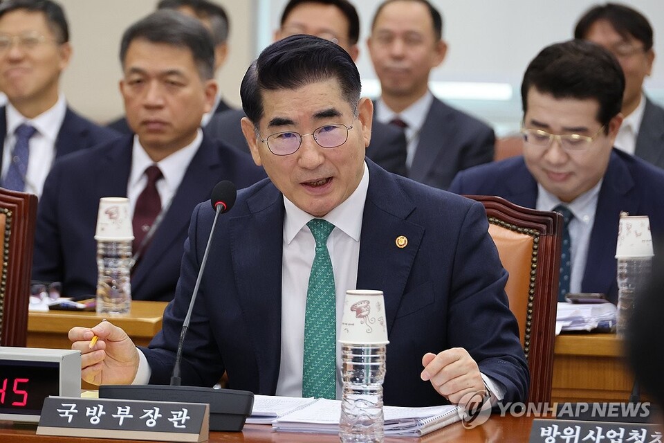 김용현 국방부 장관이 15일 오전 국회에서 열린 국방위원회 전체회의에서 내년 예산 관련 질의에 답하고 있다.(사진=연합뉴스)