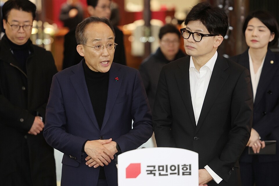 국민의힘 추경호 원내대표가 4일 서울 여의도 국회에서 열린 비상의원총회를 마치고 나오며 발언하고 있다. 오른쪽은 한동훈 대표 (사진=연합뉴스)