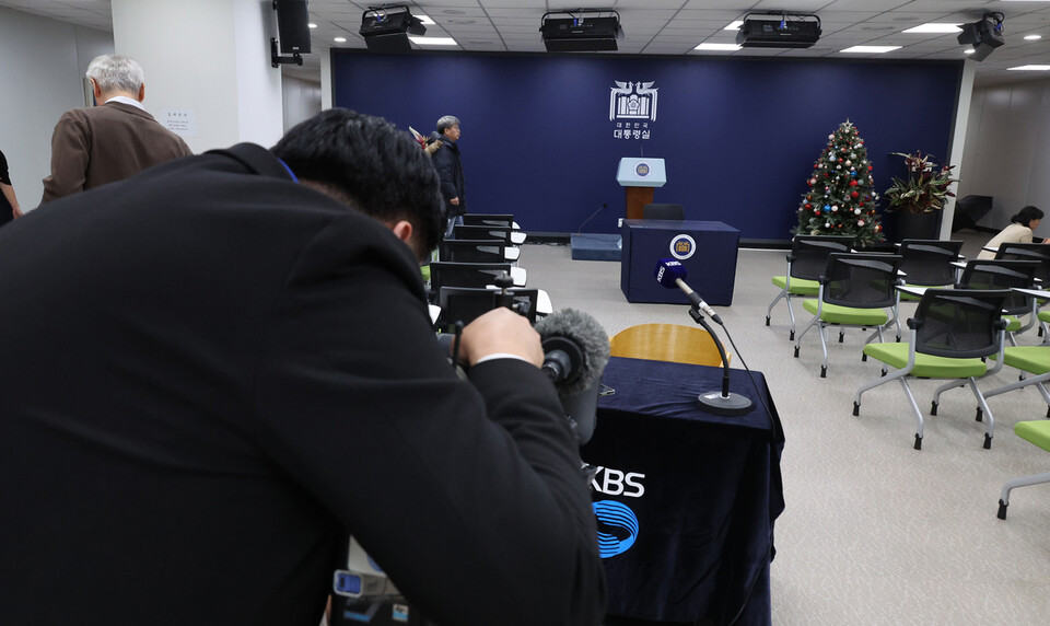 윤석열 대통령이 비상계엄을 선포한 3일 밤, 용산 대통령실에서 기자들이 관련 보도 준비를 하고 있다.(사진=연합뉴스)