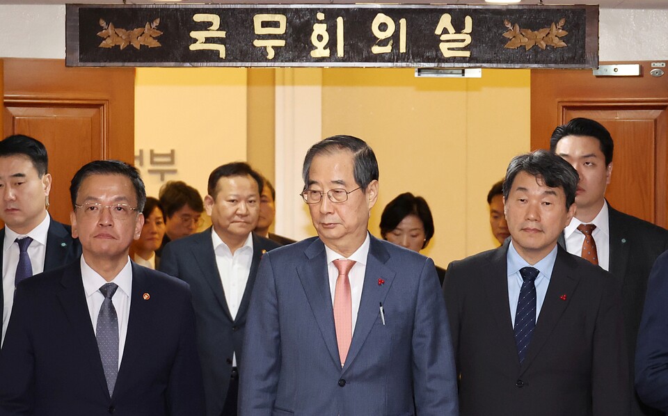 한덕수 국무총리와 관계 장·차관들이 4일 서울 종로구 정부서울청사 국무회의실에서 현안 논의를 마치고 회의장을 나서고 있다 (사진=연합뉴스)