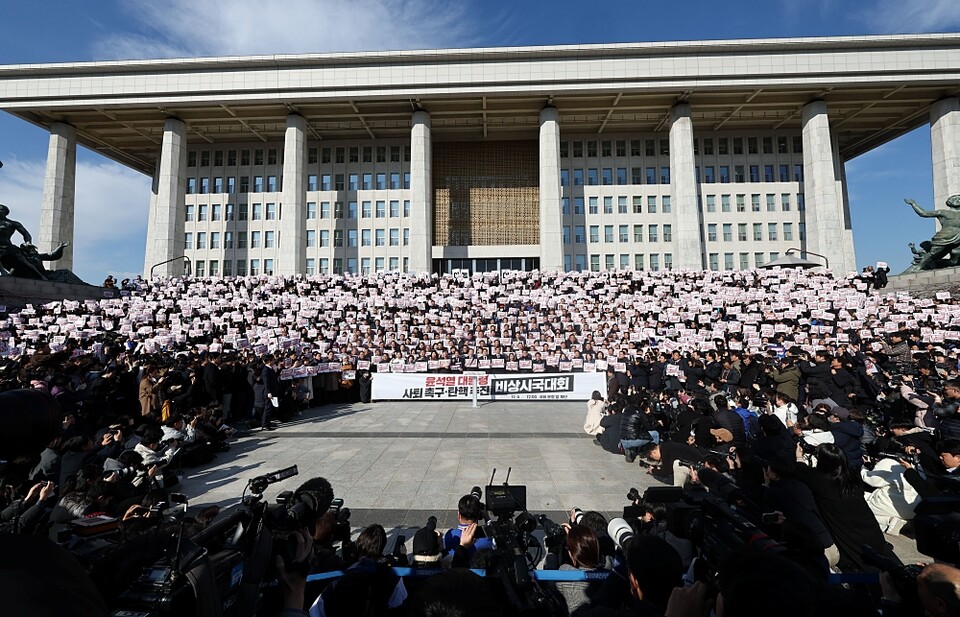 4일 서울 여의도 국회 본청 앞 계단에서 열린 '윤석열 대통령 사퇴촉구 탄핵추진 비상시국대회'에서 더불어민주당 이재명 대표, 조국혁신당 조국 대표를 비롯한 야당 의원들이 구호를 외치고 있다 (사진=연합뉴스)