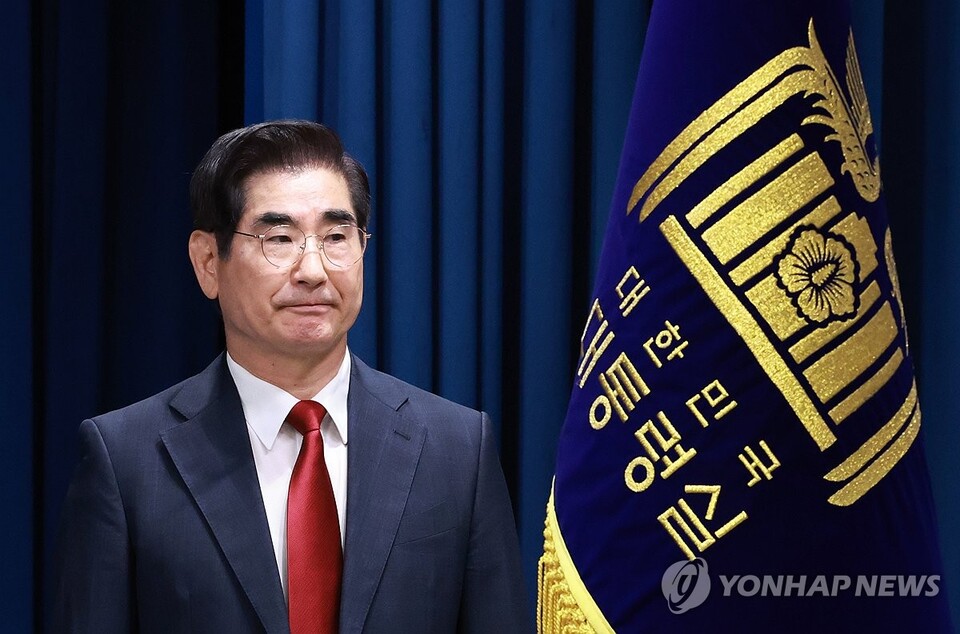 신임 국방부 장관 후보자로 지명된 김용현 대통령 경호처장이 12일 서울 용산 대통령실 청사에서 열린 인사브리핑에 참석해 정진석 대통령 비서실장의 발표 내용을 듣고 있다.(사진=연합뉴스)