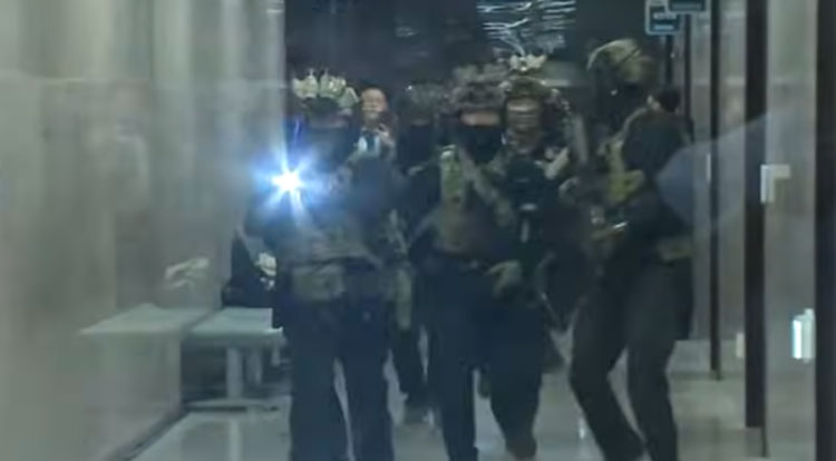 4일 새벽 계엄군이 국회 본청에 진입하고 있다. (사진=유튜브 채널 MBC 뉴스 갈무리)