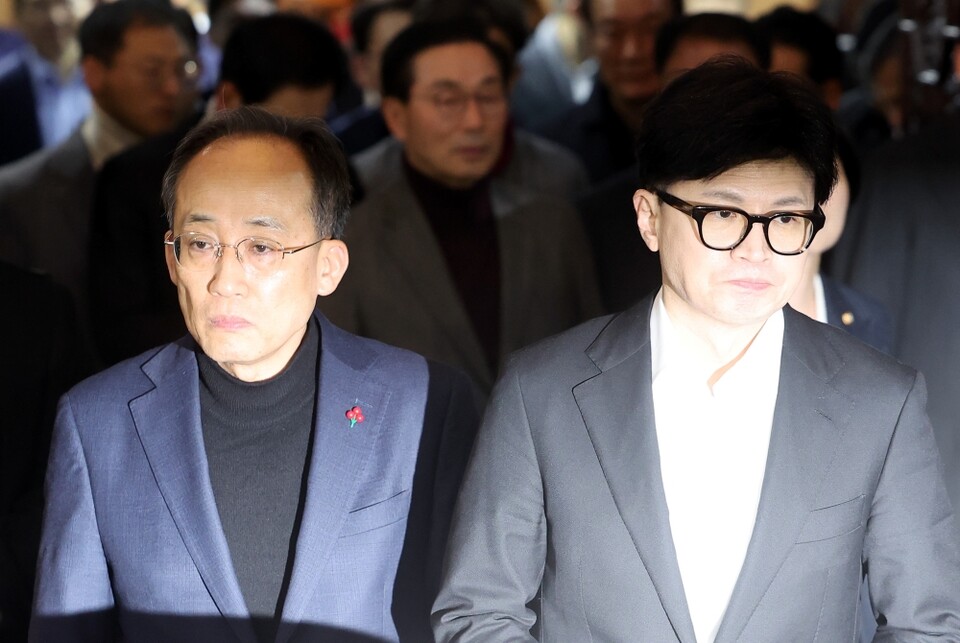 국민의힘 한동훈 대표(오른쪽)와 추경호 원내대표가 4일 서울 여의도 국회에서 열린 비상의원총회를 마치고 나오고 있다 (사진=연합뉴스)