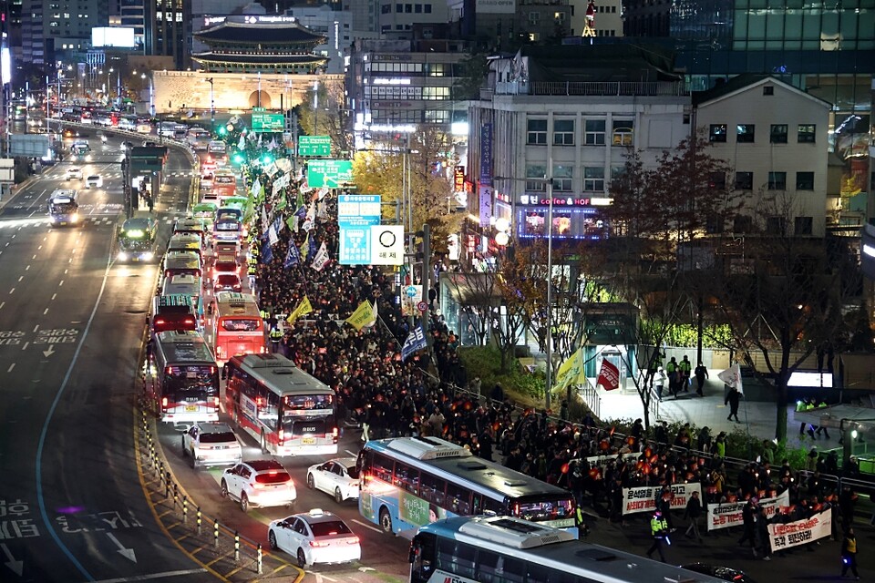 4일 오후 서울 동화면세점 앞에서 열린 '내란죄 윤석열 퇴진! 시민촛불'에서 전국민주노동조합총연맹 조합원을 비롯한 참석자들이 숭례문을 지나 용산 대통령실 방향으로 행진하고 있다 (사진=연합뉴스)