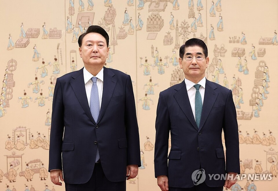 윤석열 대통령이 9월 6일 서울 용산 대통령실 청사에서 김용현 신임 국방부 장관에게 임명장을 수여한 뒤 기념촬영을 하고 있다. (서울=연합뉴스)