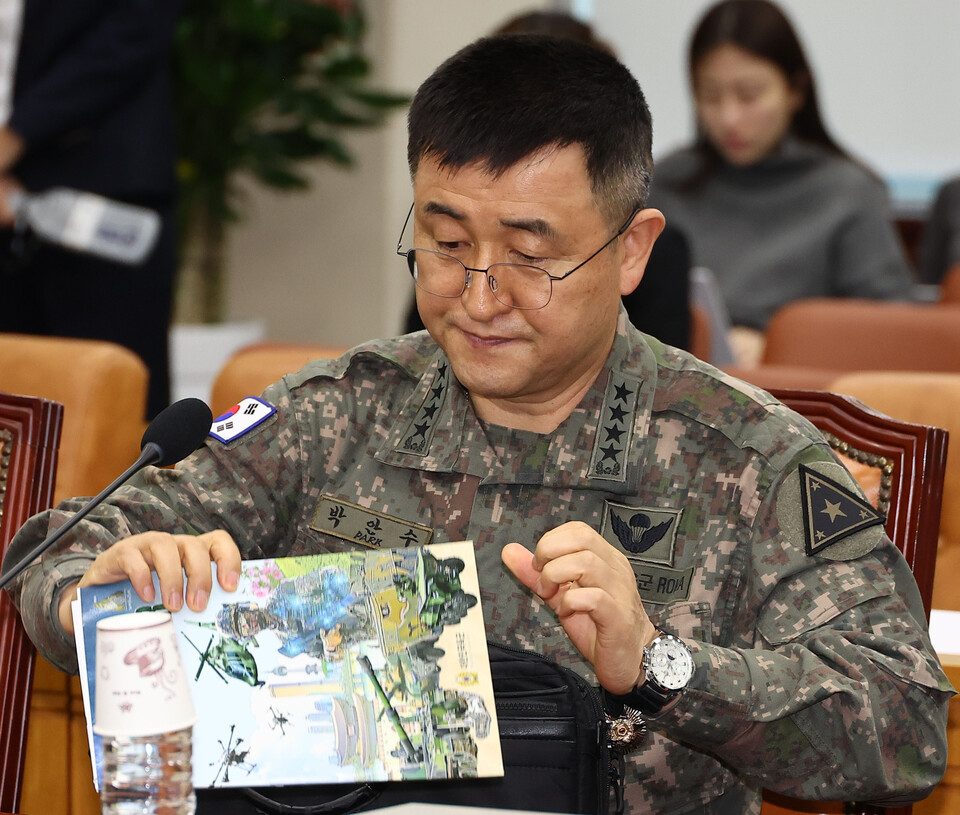 5일 서울 여의도 국회에서 열린 국방위원회 전체회의에 지난 3일 비상계엄 때 계엄사령관을 맡았던 박안수 육군참모총장이 참석하고 있다.(사진=연합뉴스)
