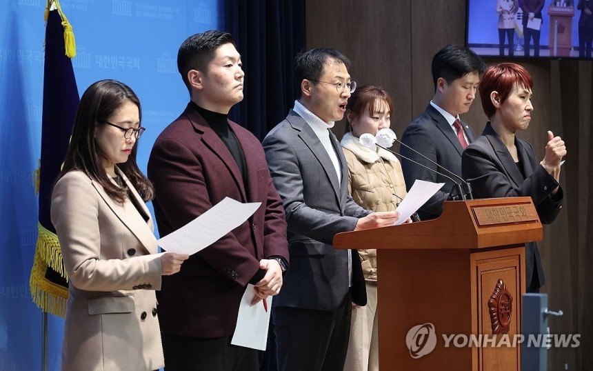 국민의힘 소장파 의원들이 5일 오후 국회 소통관에서 대통령 임기단축 개헌등을 제안하는 기자회견을 하고 있다. (사진=연합뉴스)