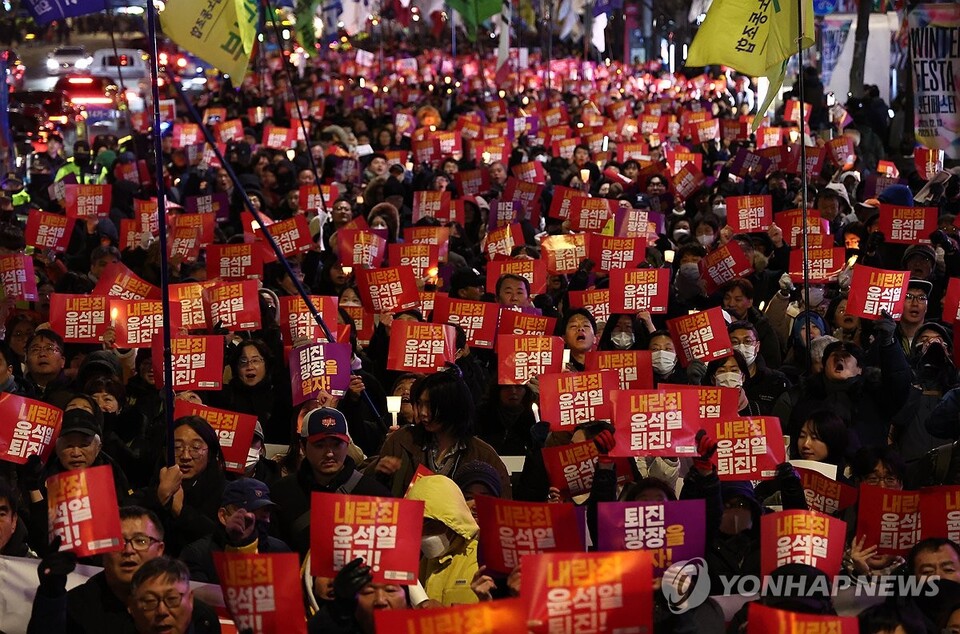 4일 오후 서울 동화면세점 앞에서 열린 '내란죄 윤석열 퇴진! 시민촛불'에서 전국민주노동조합총연맹 조합원을 비롯한 참석자들이 용산 대통령실 방향으로 행진하고 있다. (서울=연합뉴스)  ​