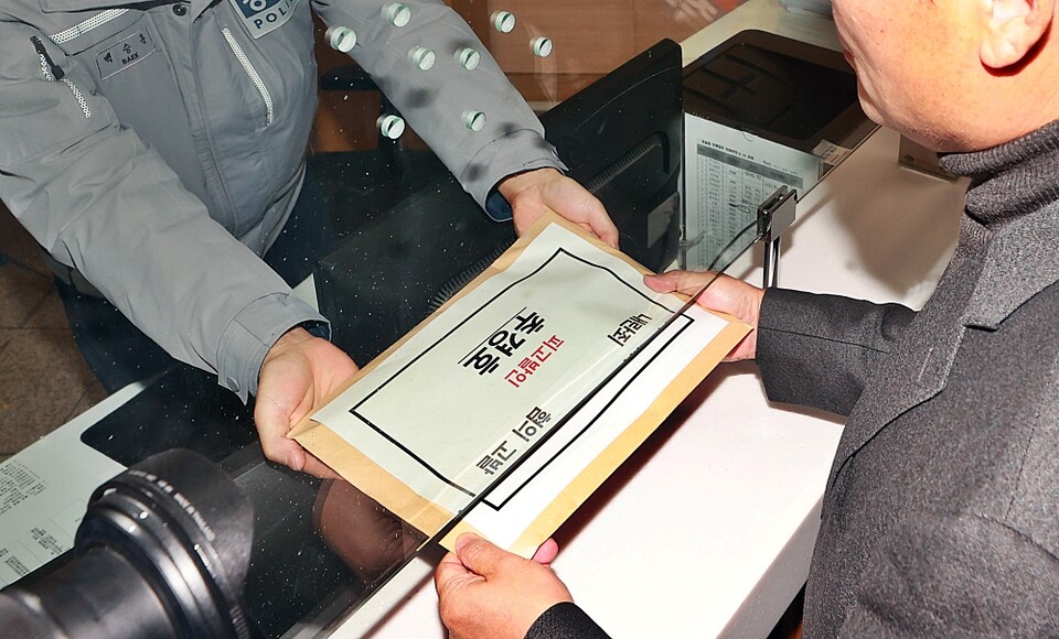 더불어민주당 이태형 법률위원장과 법률위원회 위원 등이 6일 오후 서울 서대문구 경찰청 민원실에서 국민의힘 추경호 원내대표의 내란죄 위반 혐의 관련 고발장을 제출하고 있다 (사진=연합뉴스)