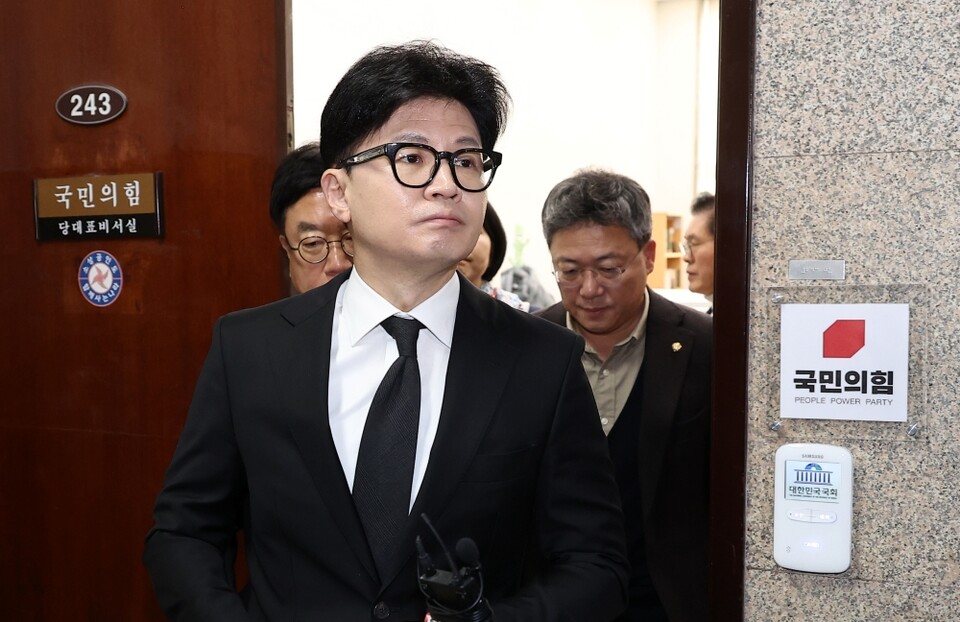 국민의힘 한동훈 대표가 7일 서울 여의도 국회에서 윤석열 대통령의 대국민 담화 생중계 시청 뒤 취재진에게 입장을 밝히기 위해 당대표실을 나오고 있다 (사진=연합뉴스)