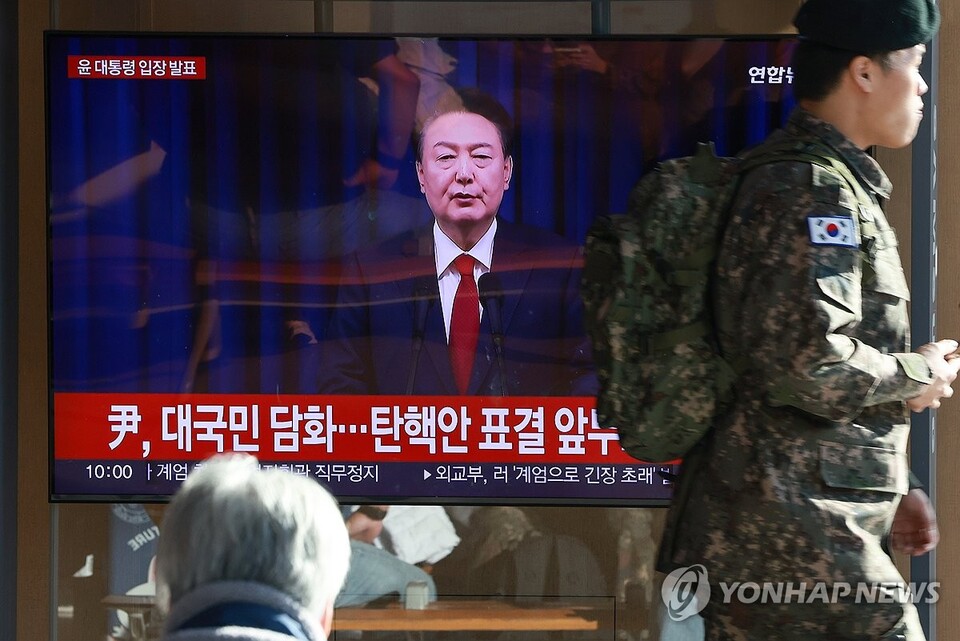 윤석열 대통령 탄핵소추안 표결이 예정된 7일 오전 서울역 대합실에서 시민들이 대통령 대국민 담화 중계를 지켜보고 있다. (서울=연합뉴스)