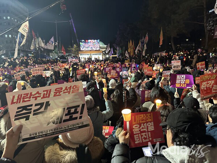 6일 저녁 서울 여의도 국회 앞에서 '윤석열 퇴진 촉구' 촛불 집회가 열리고 있다. 이날 주최측 추산 5만 명이 집회에 참석했다.(사진=미디어스)