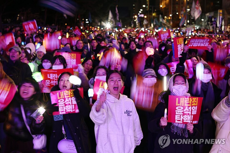 7일 오후 서울 여의도 국회 앞에서 열린 '내란죄 윤석열 퇴진! 국민주권 실현! 사회대개혁! 범국민촛불대행진'에서 참석자들이 관련 손 피켓을 흔들고 있다. (서울=연합뉴스)