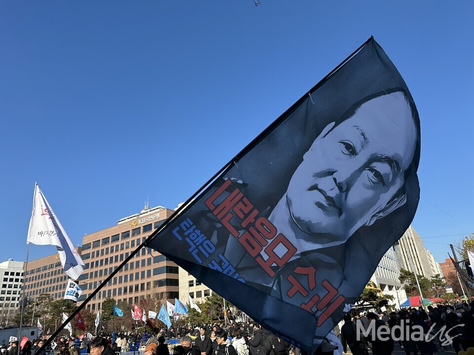 7일 오후 서울 여의도 국회 앞에서 열린 '내란죄 윤석열 퇴진! 국민주권 실현! 사회대개혁! 범국민촛불대행진' (사진=미디어스)