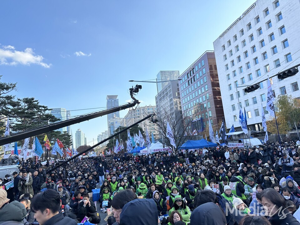 7일 오후 서울 여의도 국회 앞에서 열린 '내란죄 윤석열 퇴진! 국민주권 실현! 사회대개혁! 범국민촛불대행진' (사진=미디어스)