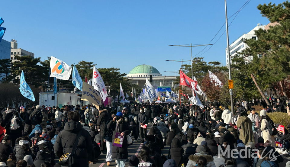 7일 오후 서울 여의도 국회 앞에서 열린 '내란죄 윤석열 퇴진! 국민주권 실현! 사회대개혁! 범국민촛불대행진' (사진=미디어스)