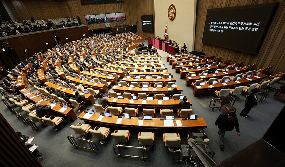 7일 오후 국회 본회의에서 재의결 안건인 김건희 여사 특검법 표결 뒤 다수의 국민의힘 의원들이 퇴장해 자리가 비어 있다 (사진=연합뉴스)