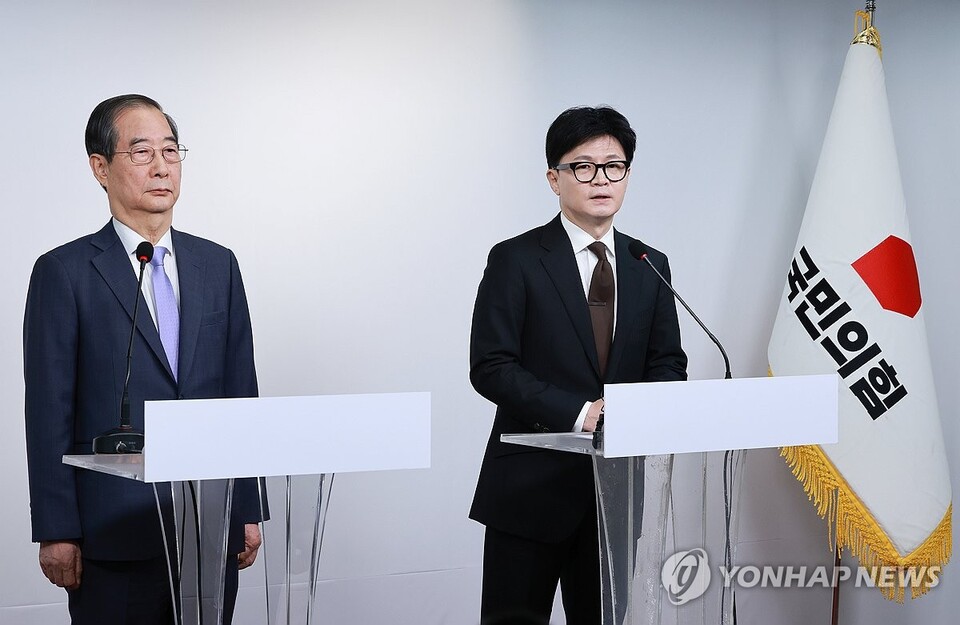 국민의힘 한동훈 대표(오른쪽)와 한덕수 국무총리가 8일 오전 서울 여의도 국민의힘 당사에서 국정 수습 방안에 대한 공동 담화문을 발표하고 있다. (사진=연합뉴스)
