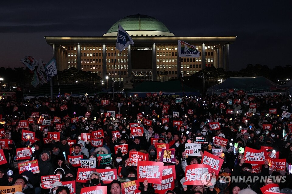 7일 오후 서울 여의도 국회 앞에서 '내란죄 윤석열 퇴진! 국민주권 실현! 사회대개혁! 범국민촛불대행진'이 열리고 있다. (서울=연합뉴스)