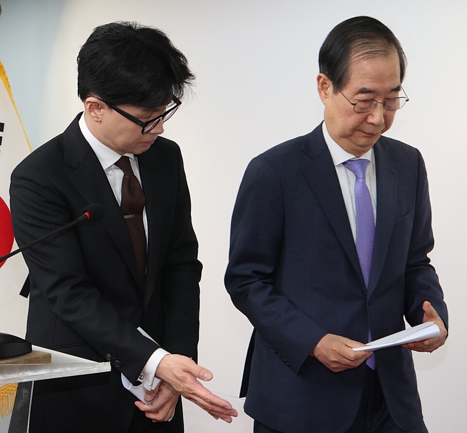 한덕수 국무총리와 국민의힘 한동훈 대표가 8일 오전 서울 여의도 국민의힘 당사에서 공동 담화문을 발표한 뒤 회견장을 나가고 있다 (사진=연합뉴스)