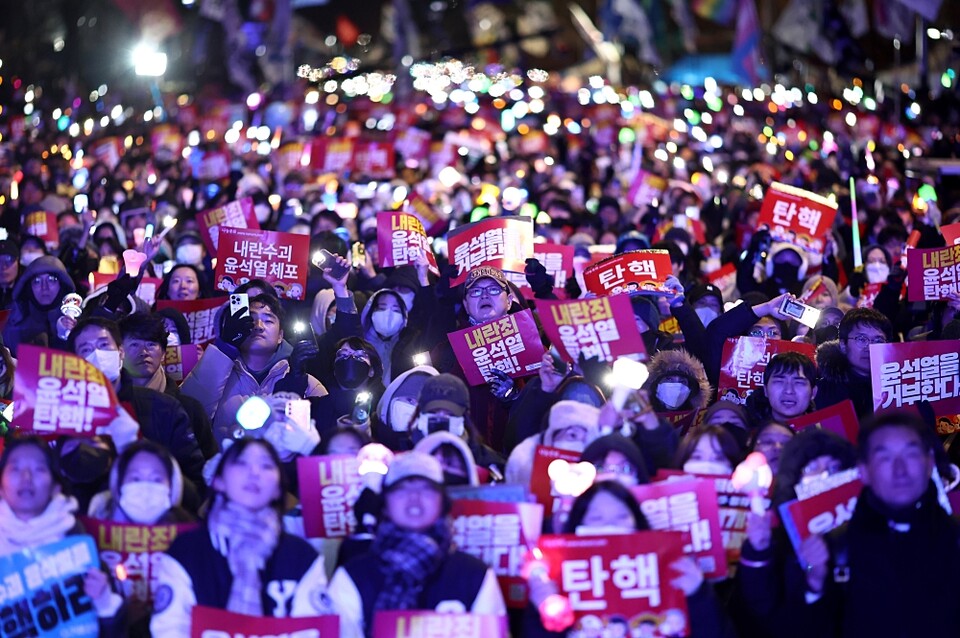 7일 오후 서울 여의도 국회 앞에서 열린 '내란죄 윤석열 퇴진! 국민주권 실현! 사회대개혁! 범국민촛불대행진'에서 참석자들이 관련 구호를 외치고 있다 (사진=연합뉴스)