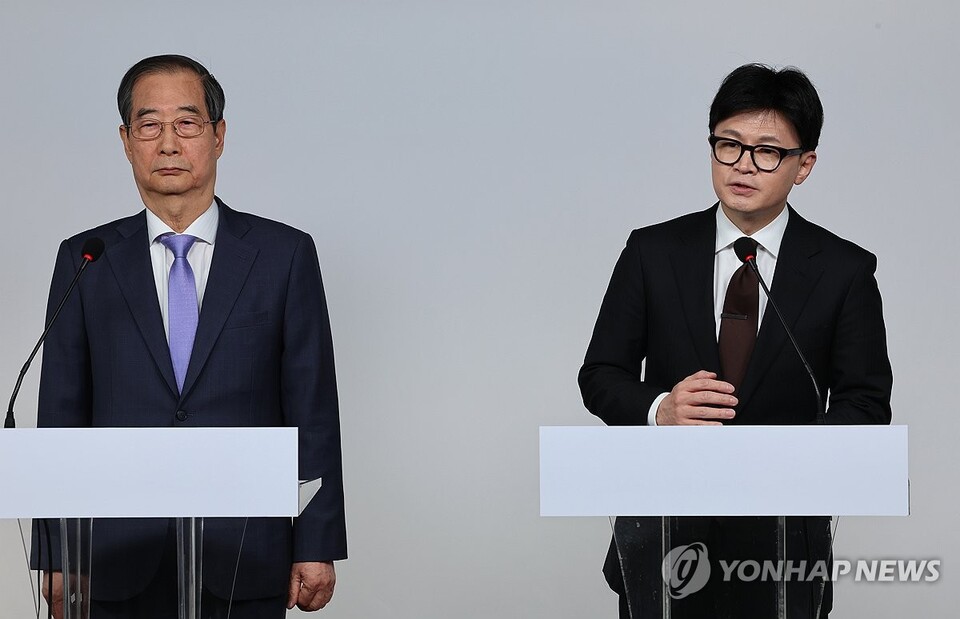 한덕수 국무총리와 국민의힘 한동훈 대표가 8일 오전 서울 여의도 국민의힘 당사에서 국정 수습 방안을 담은 공동 담화문을 발표하고 있다. (서울=연합뉴스)